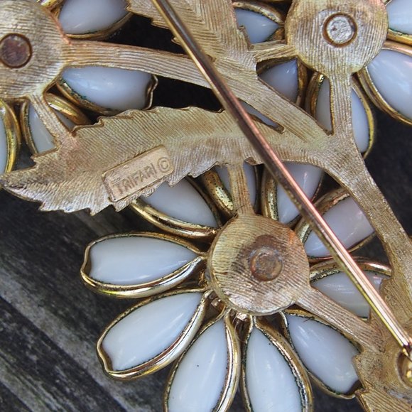 1949 Trifari Woodland Fantasies Milk Glass Brooch - Picture 5 of 7